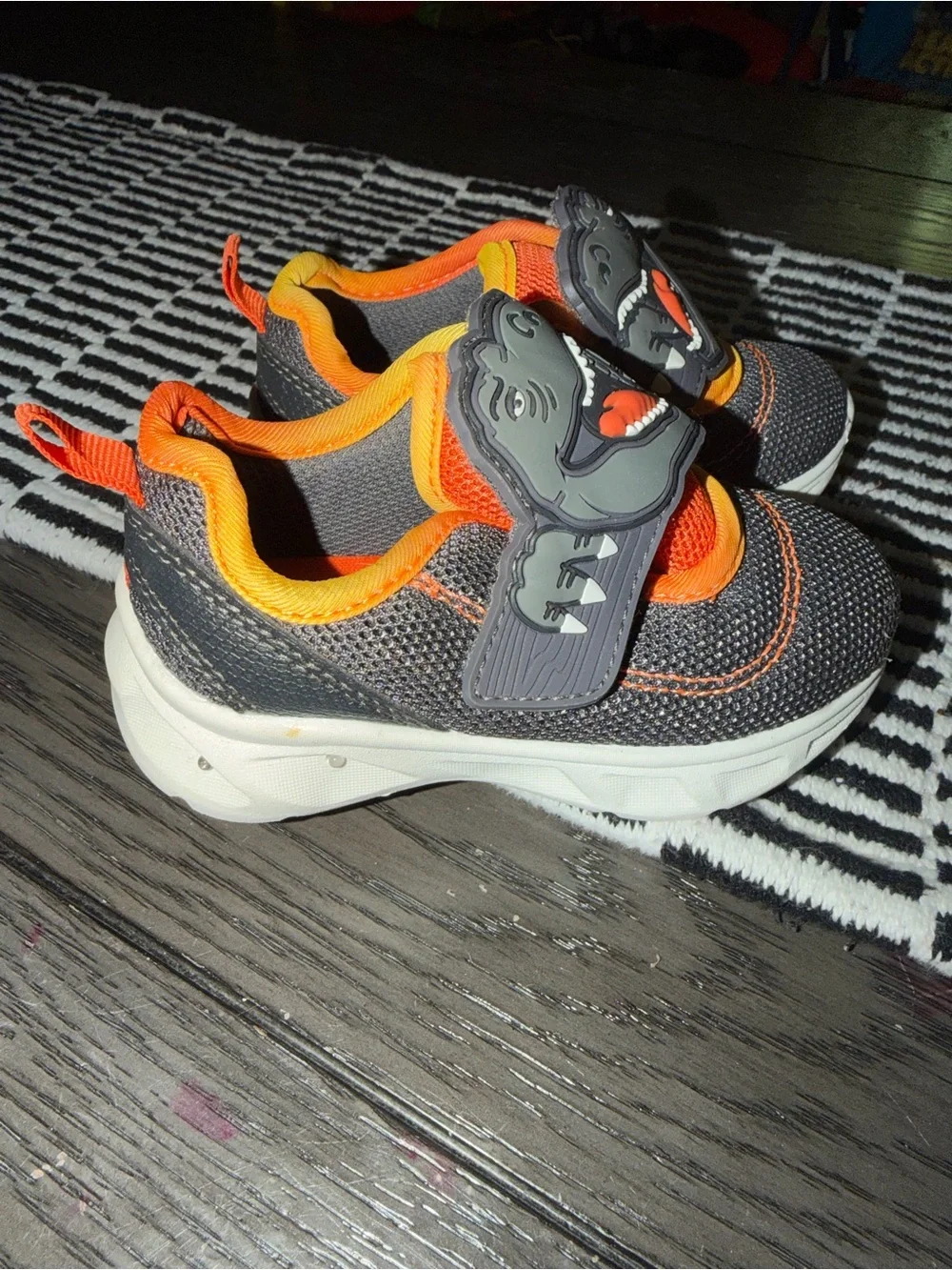 Boy’s dinosaur Carter’s light up shoes size 6 like new.